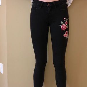 HOLLISTER black floral low rise skinny crop jeans
